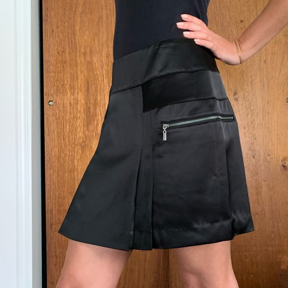 Lord & Taylor satin black mini skirt with pockets - Picture 4 of 8